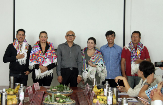 石林狮山生态园向参会外宾赠送彝族当地非物质文化遗产手工刺绣披肩 石林狮山生态园向参会外宾赠送彝族当地非物质文化遗产手工刺绣披肩