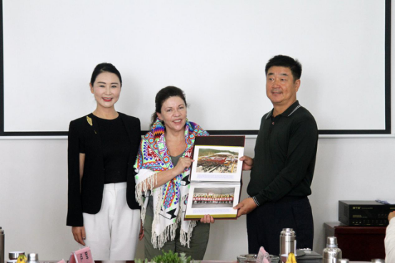 中国殡葬协会文化遗产工作委员会向特蕾莎主席赠送纪念相册 中国殡葬协会文化遗产工作委员会向特蕾莎主席赠送纪念相册